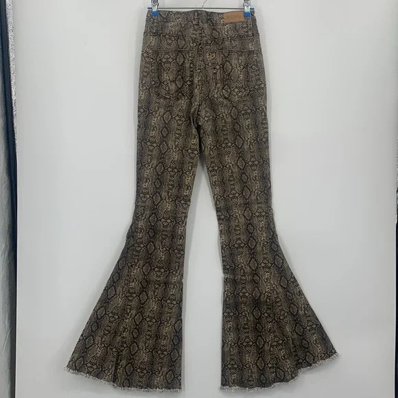 Show Me Your Mumu Women's Snake Print Berkeley Bell Bottoms Women’s Size 26 - Picture 7 of 11